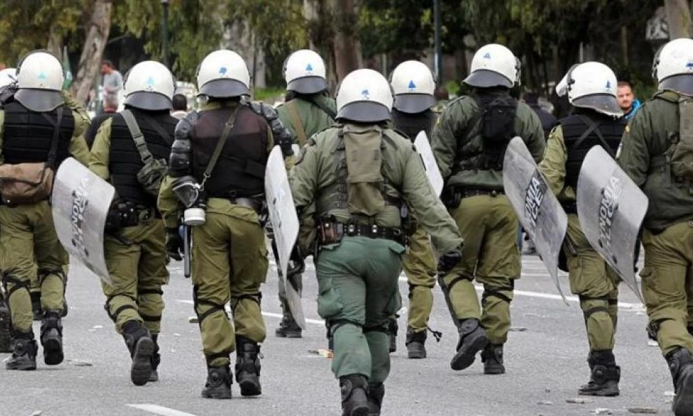 Θρίλερ στον Ασπρόπυργο: Ρομά έστειλαν αυτοκίνητο πάνω σε διμοιρία των ΜΑΤ-Είχαν βάλει μπαστούνι στο γκάζι(εικόνες)